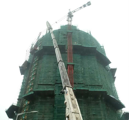 镜湖吊车在工地上作业